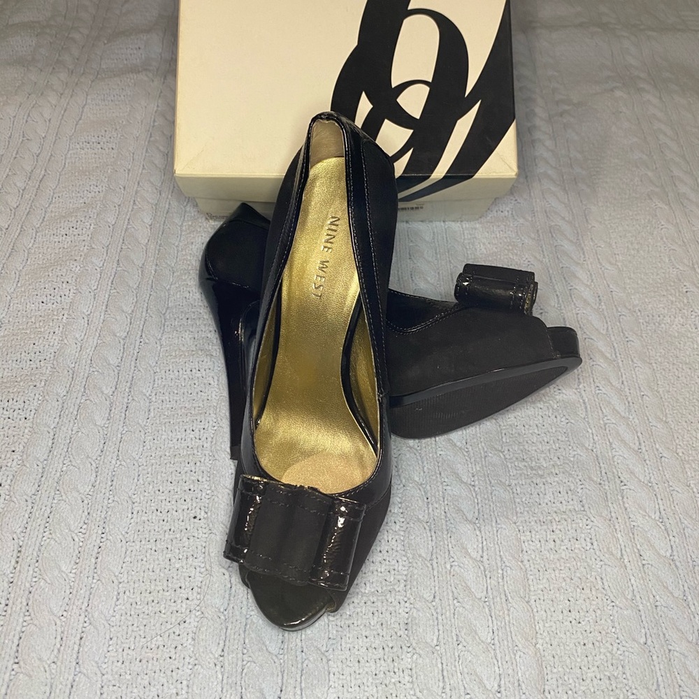 NIB Nine West Loreteo -blk suede peep toe pump sz6
